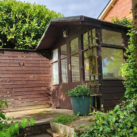 Вилла Beautiful House And Elevated Garden In Бриджнорс Экстерьер фото